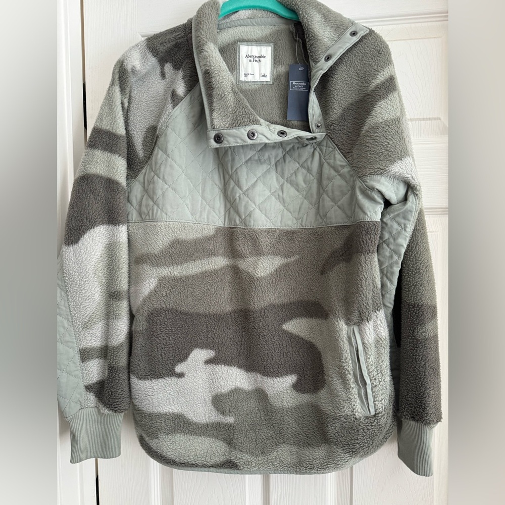 NWT Abercrombie & Fitch Asymmetrical Camo Green Snap-Up Fleece